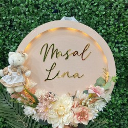 Ahşap Işıklı Yapay Çiçekli Kapı Süsü