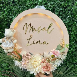 Ahşap Işıklı Yapay Çiçekli Kapı Süsü